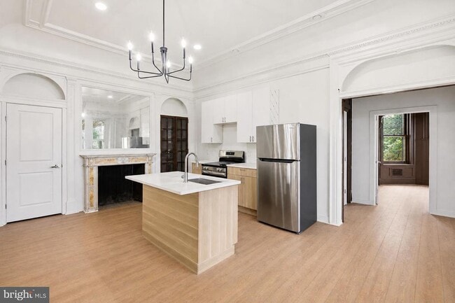 Building Photo - 6012 Ridge Ave Unit 1