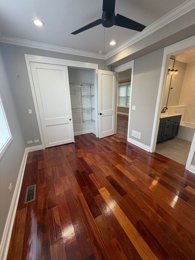 Photo - 4040 W Roscoe St