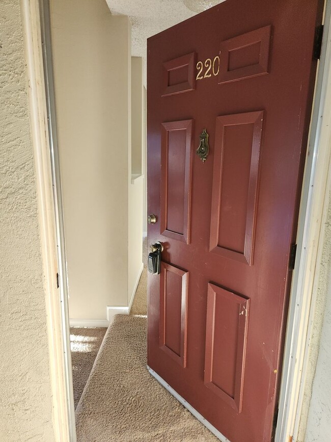 MOVE IN SPECIAL! 1 bedroom upstairs unit i... - MOVE IN SPECIAL! 1 bedroom upstairs unit i... Condo Unit 220