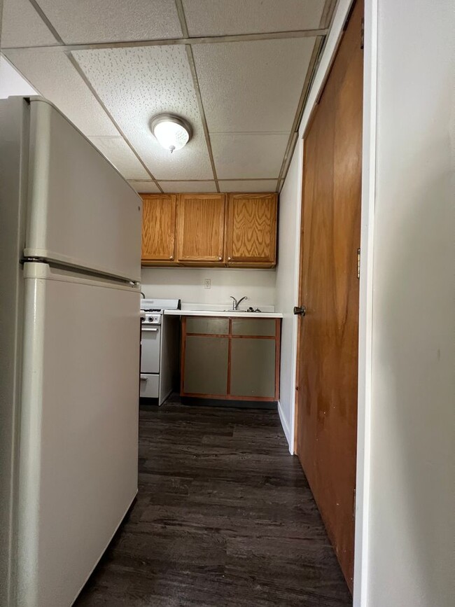 Building Photo - One Bedroom Apartment Near Campus Unit 5