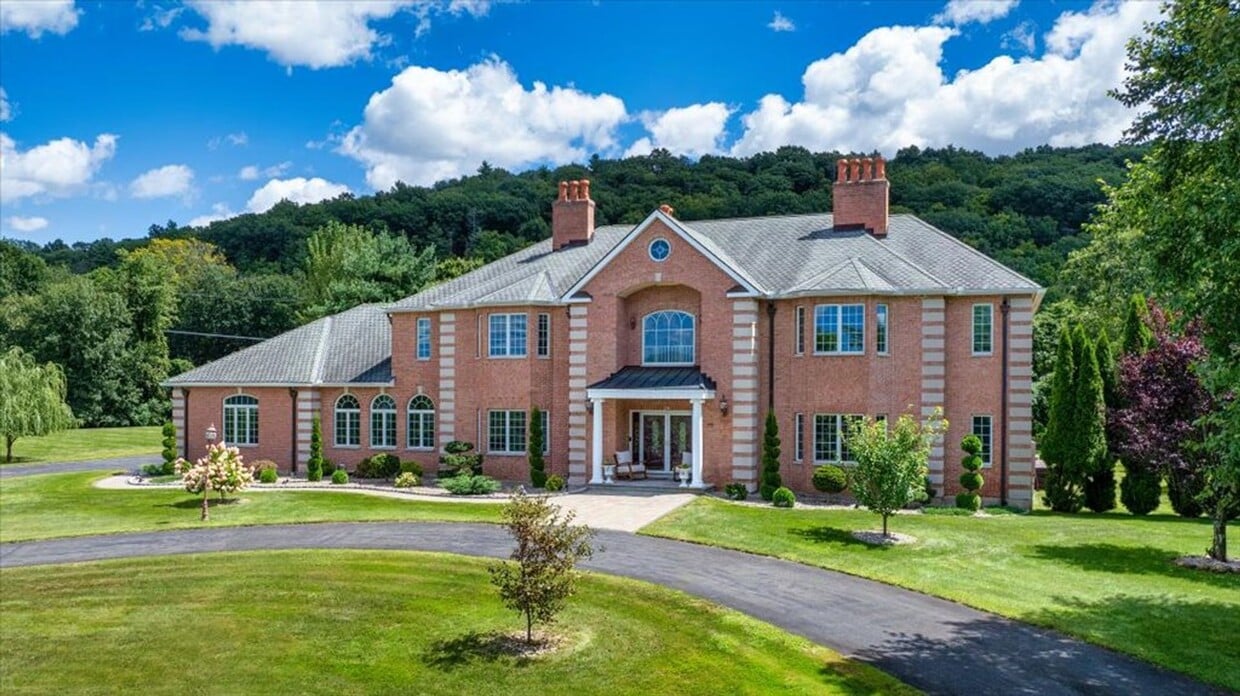 Photo - 24 Hunting Ridge Dr (Simsbury, CT)