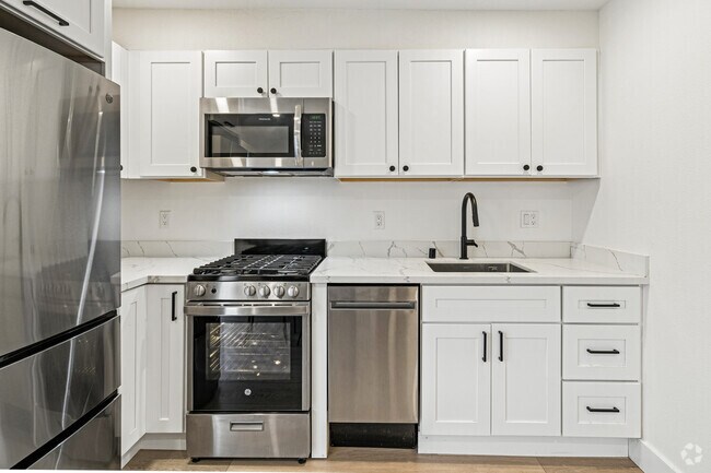 3BR, 1BA - 643SF - Kitchen