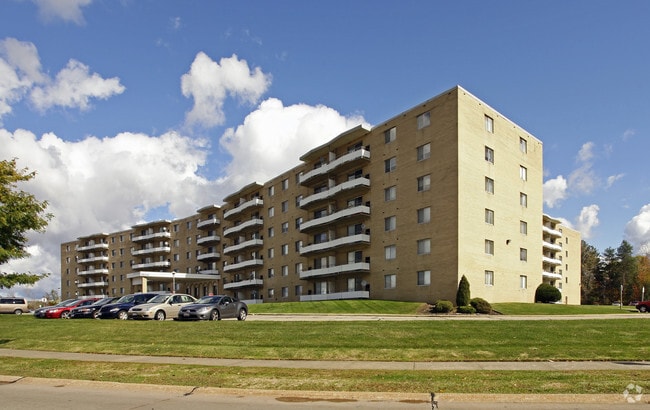 Granada Mid-Rise Apartments