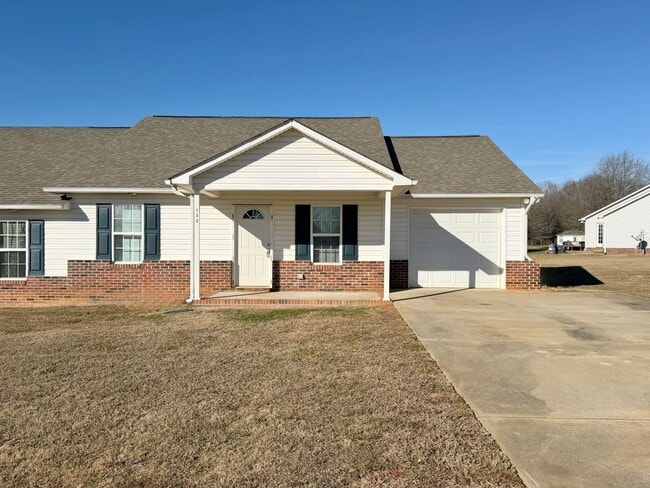 Building Photo - North Iredell - 2 BD/ 2 BA Unit CL132