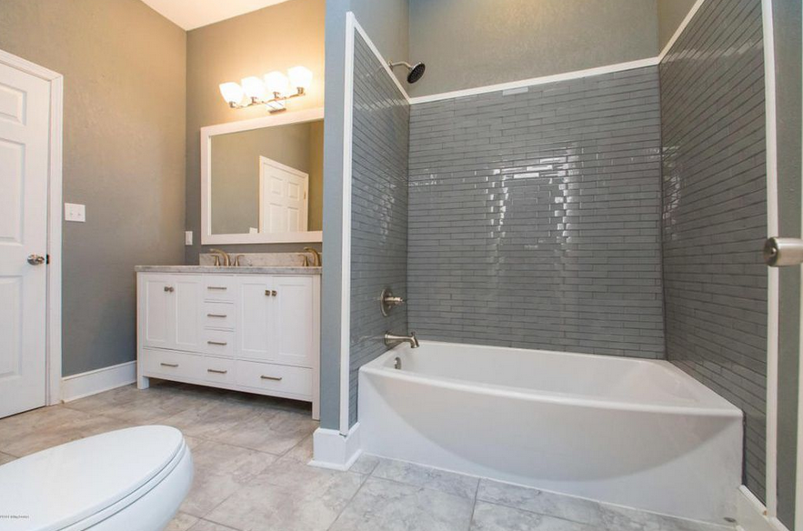 Huge bathroom. - 912 S Shelby St (Louisville, KY)