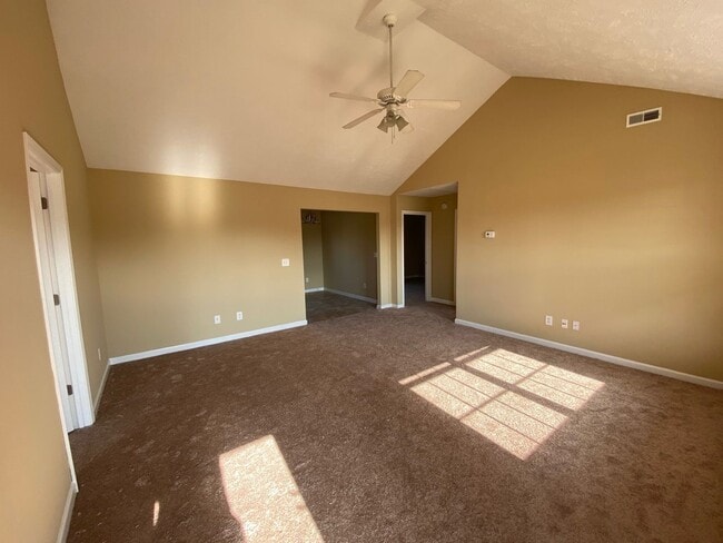Building Photo - Open Plan with Split bedrooms