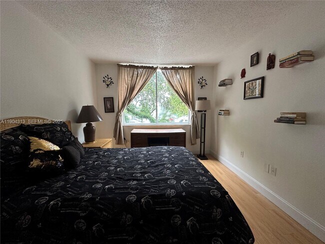 Photo - 1720 NW N River Dr Unit 305