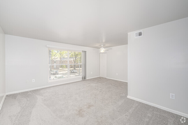 1BR, 1BA - 635SF - Living Room - Olde Jamestowne Apartments