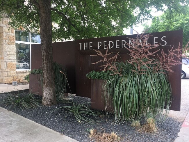 Building Photo - BIG Condo in GREAT location Unit 3049