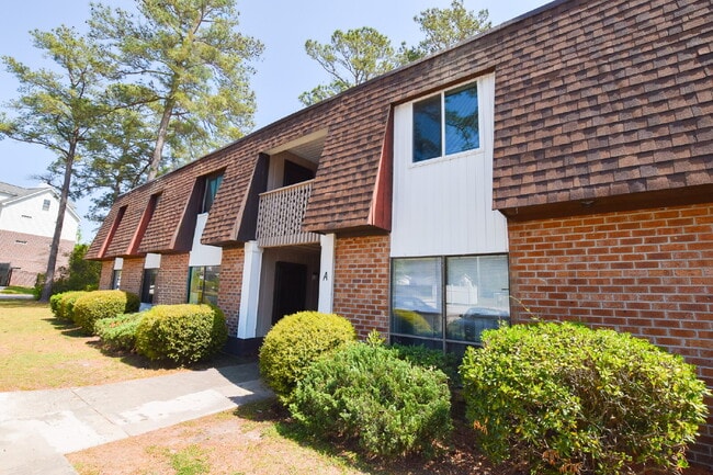 Building Photo - Charming Condo with community pool