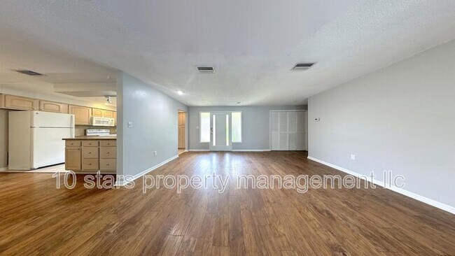 Photo - 900 Wellington Dr
