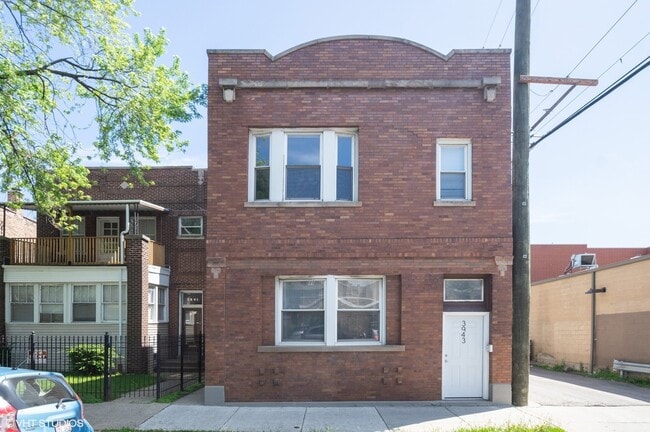 Building Photo - 3943 W Addison St Unit 1