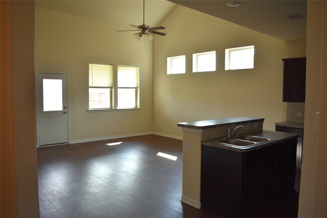 Photo - 204 White Wing Ln