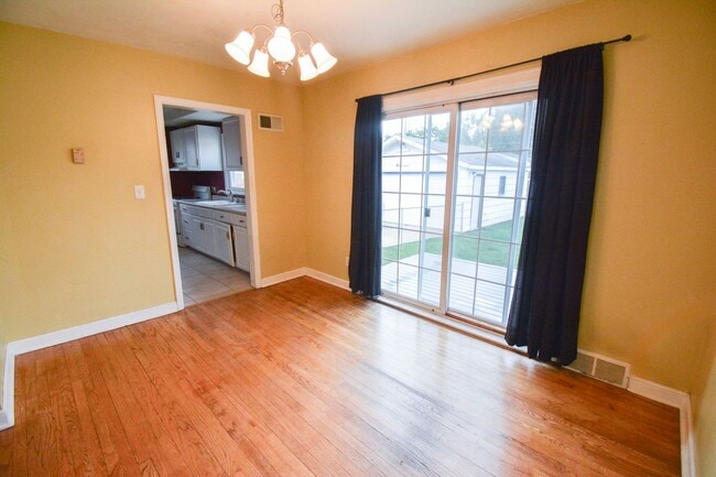 Photo - Conveniently located 3 bed 1.5 with Fenced In Yard Available NOW!