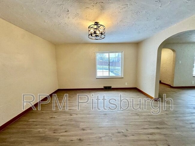 Photo - 533 Freeport Rd