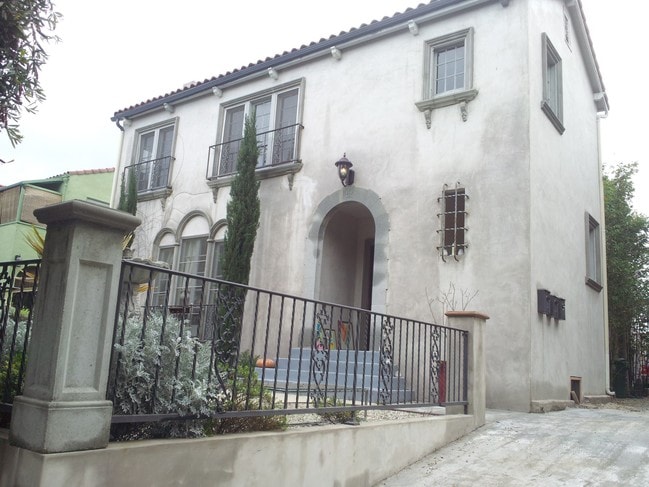 Building Photo - 1040 Hudson S Ave Unit 1040