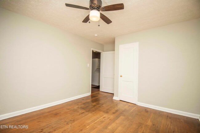 Photo - 1039 Oglewood Ave