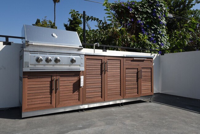 Photo - 5220 Radford Ave Unit 5218 1/2