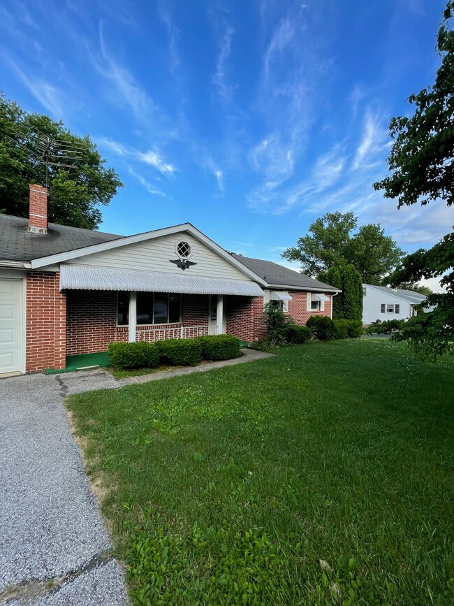 Building Photo - 218 Cardinal Dr