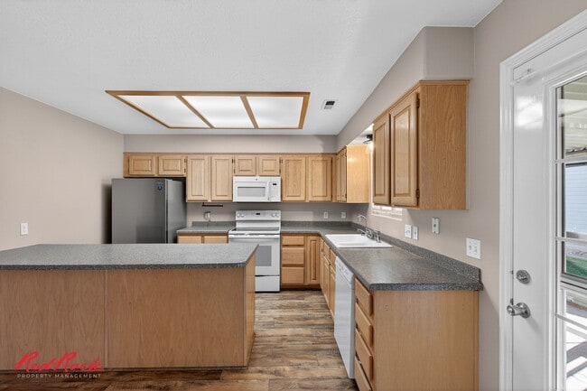 Building Photo - Conveniently Located 3 Bedroom Townhome