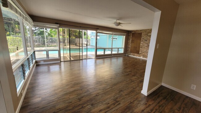 Beautiful 4bd, 2bath Unit w/2 car garage 2... - Beautiful 4bd, 2bath House Unit w/2 car garage 2...