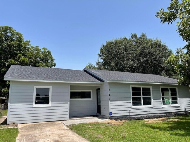 Building Photo - 919 Foster Ave