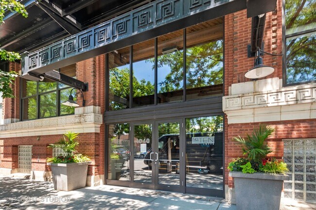 Building Photo - 1040 W Adams St