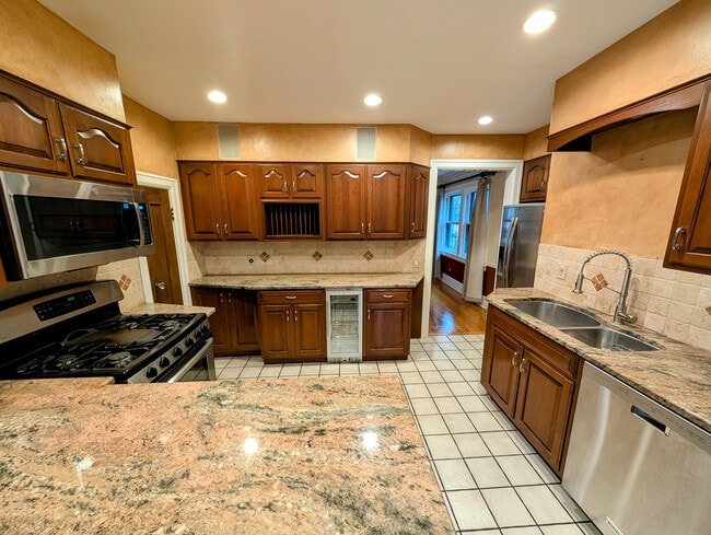 Photo - 416 Yarmouth Rd