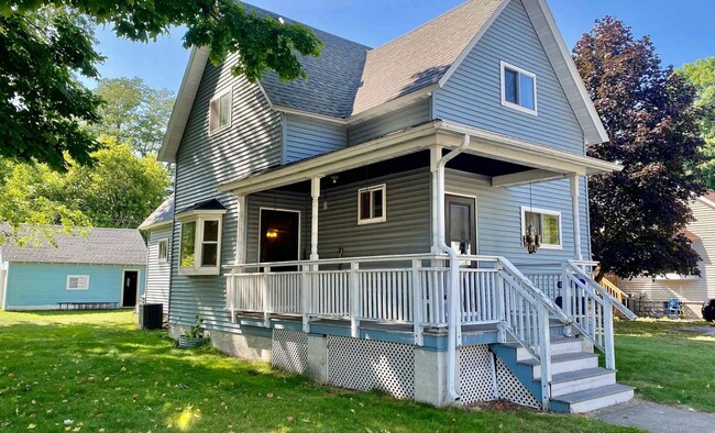 Photo - 1359 Oakes St