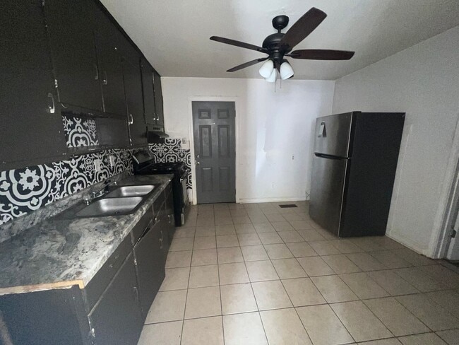 Photo - 405 26th St E