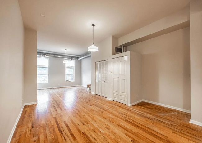 Building Photo - 1538 N Milwaukee Ave Unit 2F