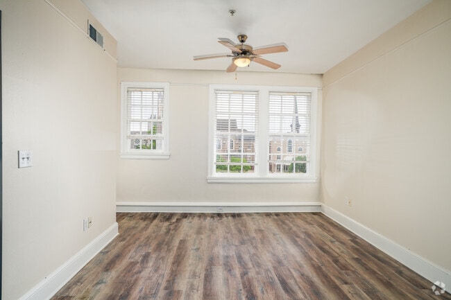 2BR, 1BA - 748SF - Dining / Living Room