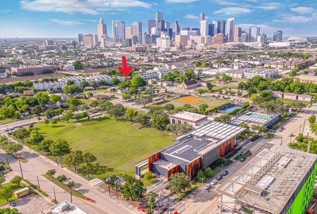 Building Photo - 2816 St Emanuel St