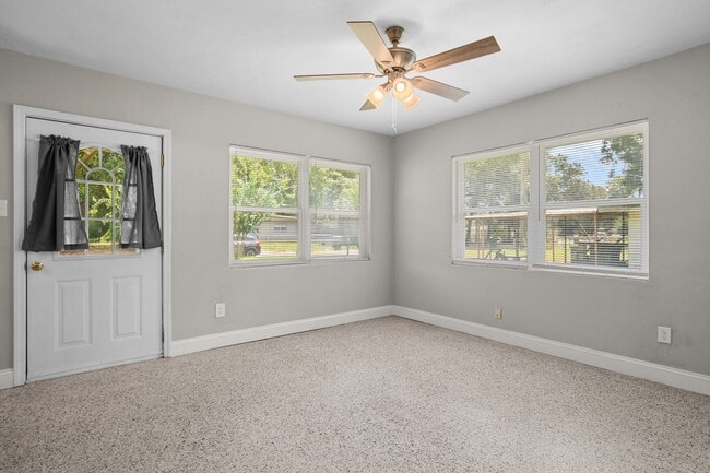 Photo - 613 Edgecliff Dr