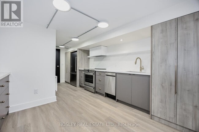 Photo - 334 Gladstone Ave