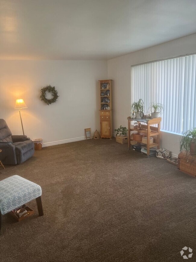 Building Photo - 2 bed/1 bath - Available for immediate one... Unit 17 Rental