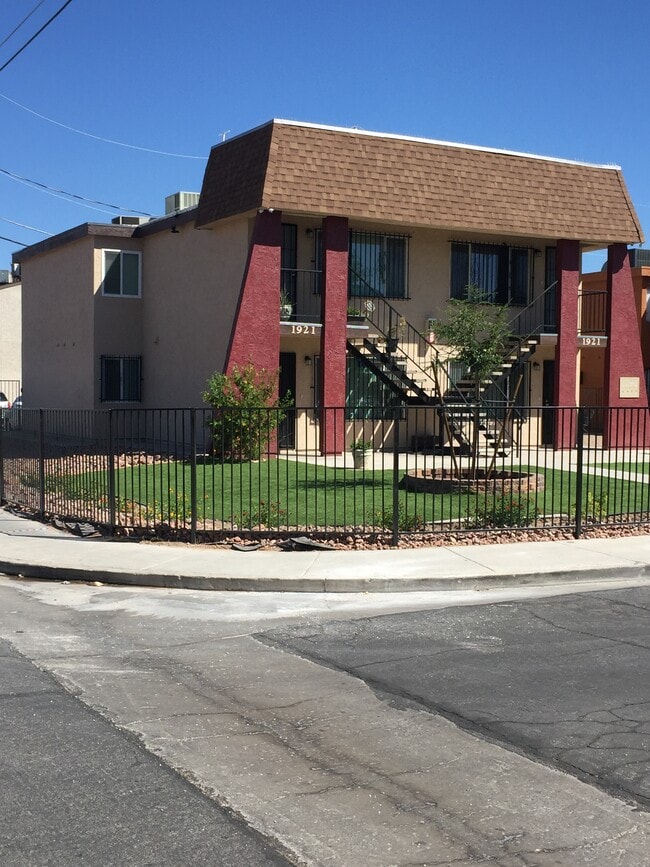 Lindo patio - 1921 Goodwill St Apartamentos Unidad D