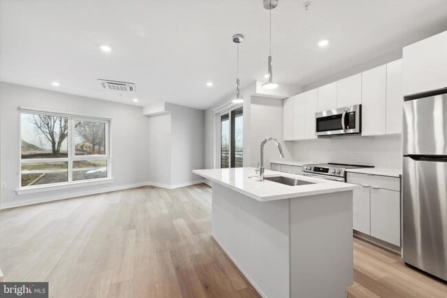 Building Photo - 3449 Scotts Ln Unit 301