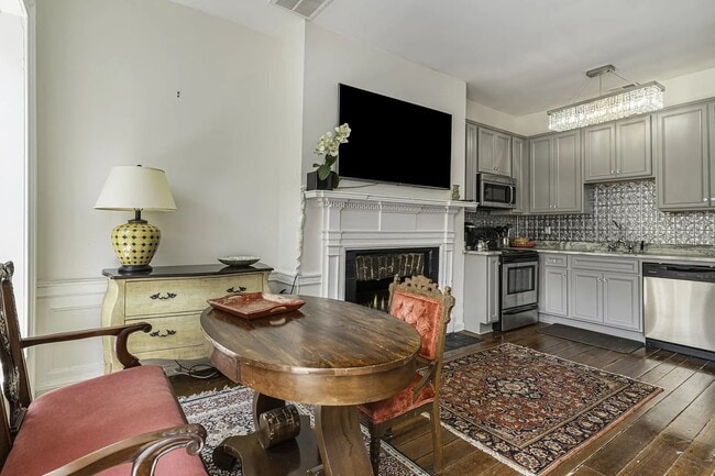 Building Photo - 342 King St