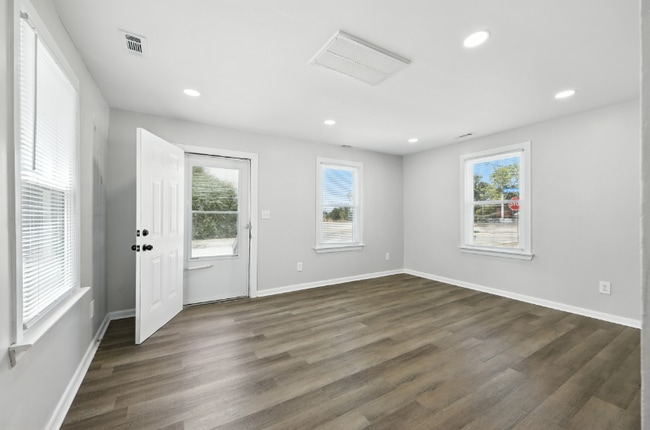 Photo - 118 Parkdale Ave