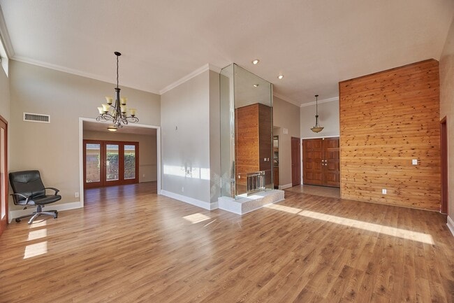 Photo - Winthrop Charm