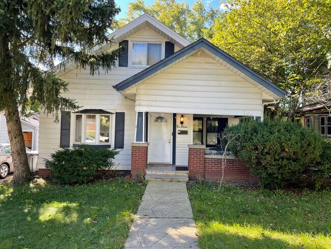 Building Photo - Beautiful 3 bedroom/2 bathroom Home W/ A G...