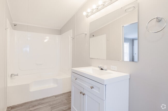 3BR, 2AB - 1,216SF - Bathroom - The Breakers