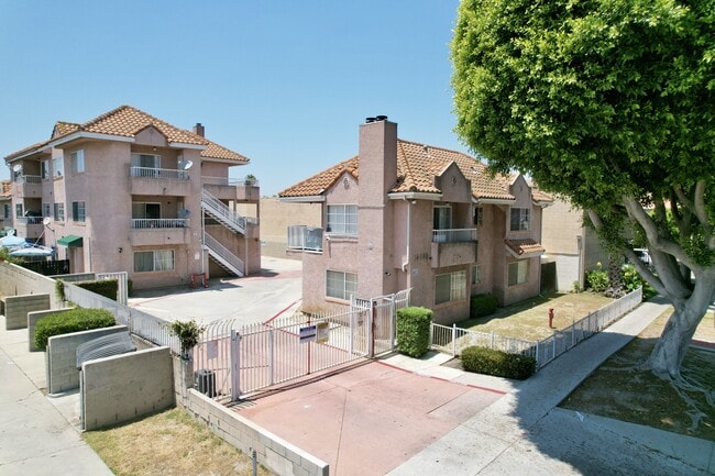 14033 Paramount Apts