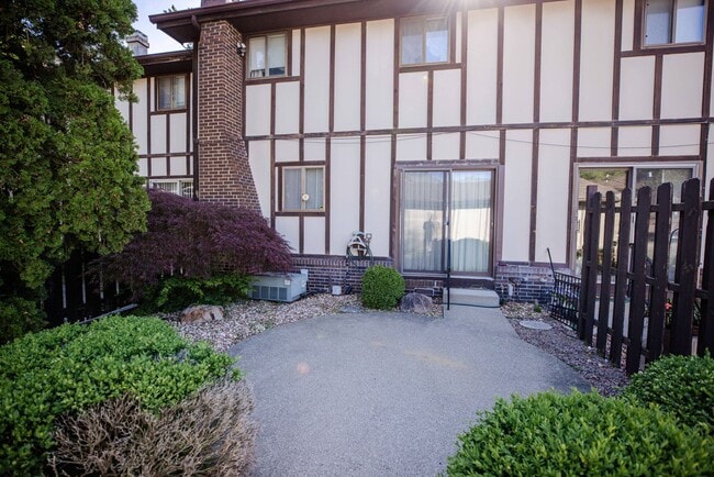 Photo - Beautiful Condo for Rent - Appliances included, washer and dryer hook ups, one and half bath, ver...