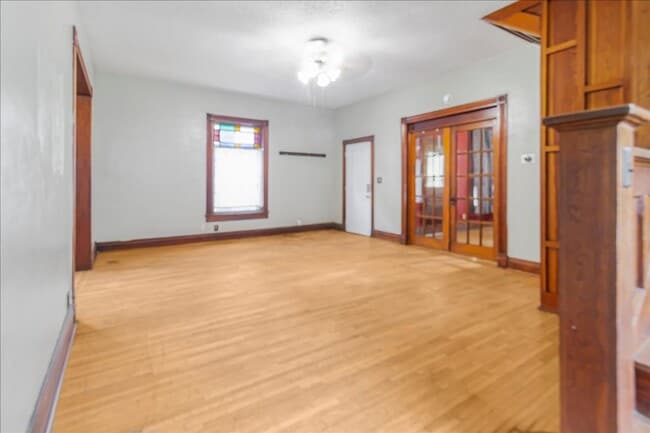 Photo - 411 N College St