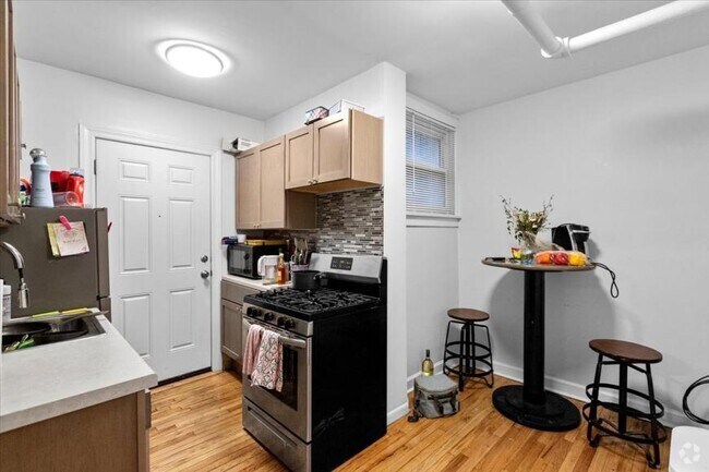 Building Photo - 2 bedroom in Chicago IL 60657 Unit G Rental