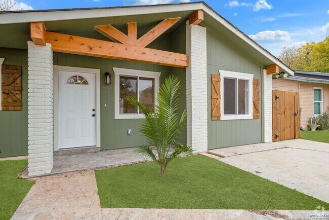 Building Photo - Charming Home Awaits: Spacious & Modern Li...