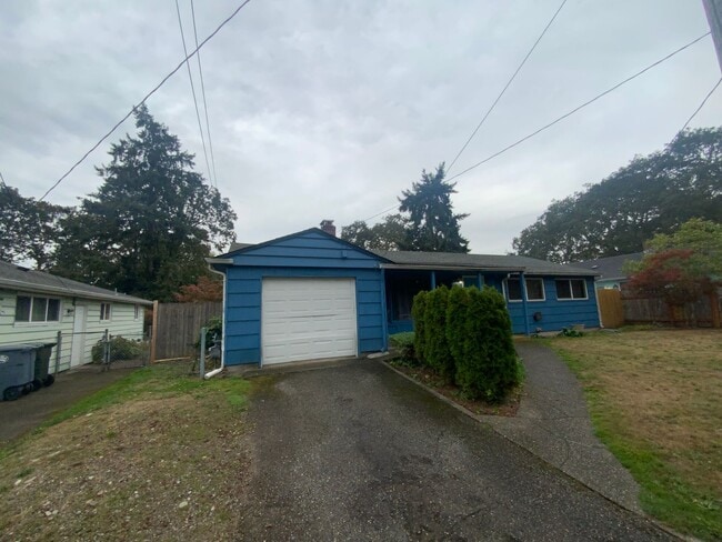 Building Photo - Newly renovated Lakewood Gem - Modern Comf...