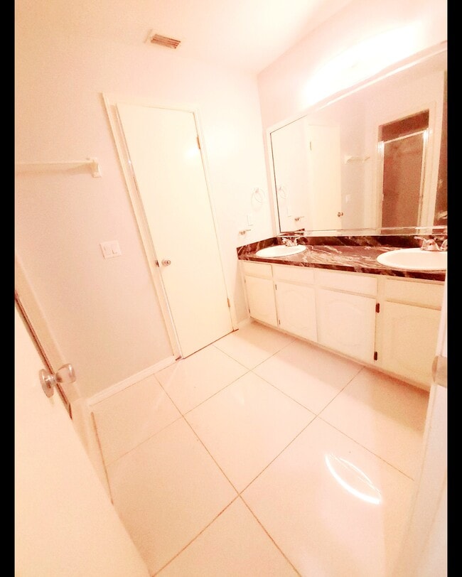 Building Photo - 2401 S Jackson Rd